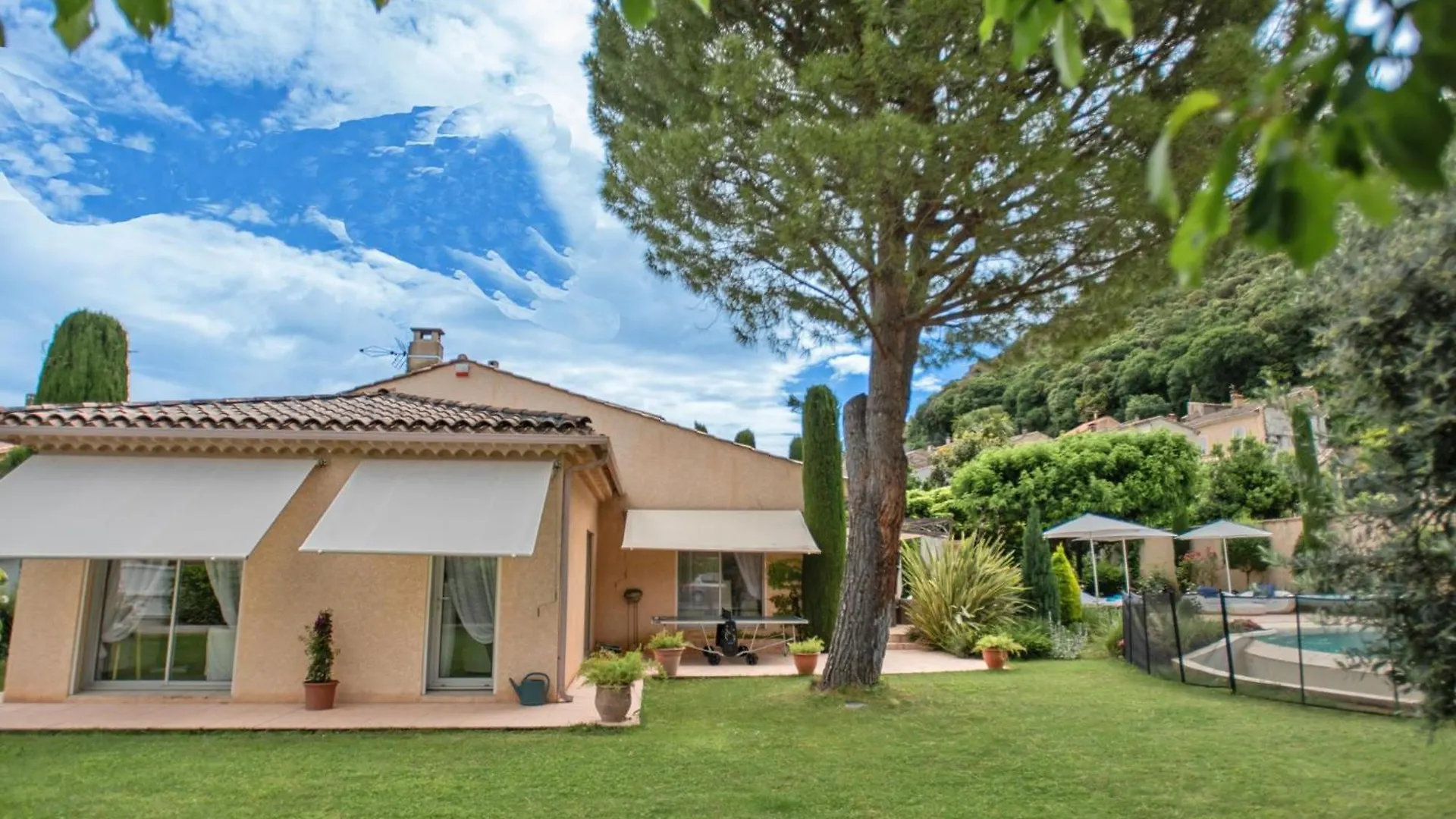 La Sarrazine Villa Les Mees 0*,